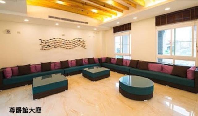 绿岛绿岛海洋之家民宿的带沙发和桌子的大型客厅