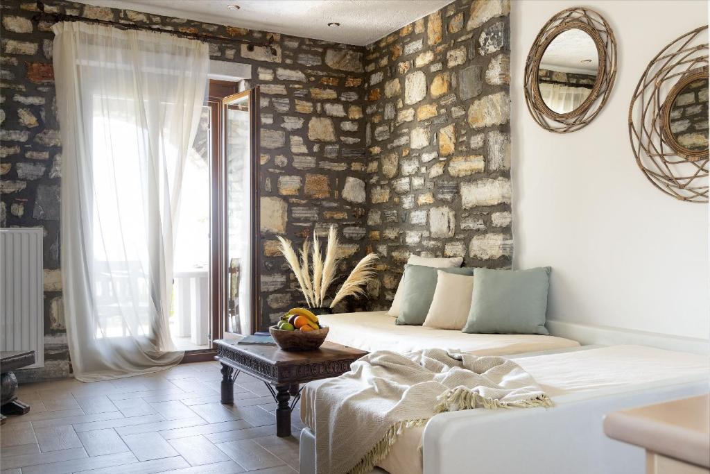 圣安娜纳克索斯Casa Kaly的带沙发和石墙的客厅