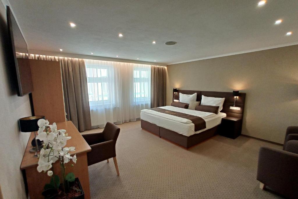 斯特日布罗优秀旅馆的酒店客房带一张床、一张桌子和椅子
