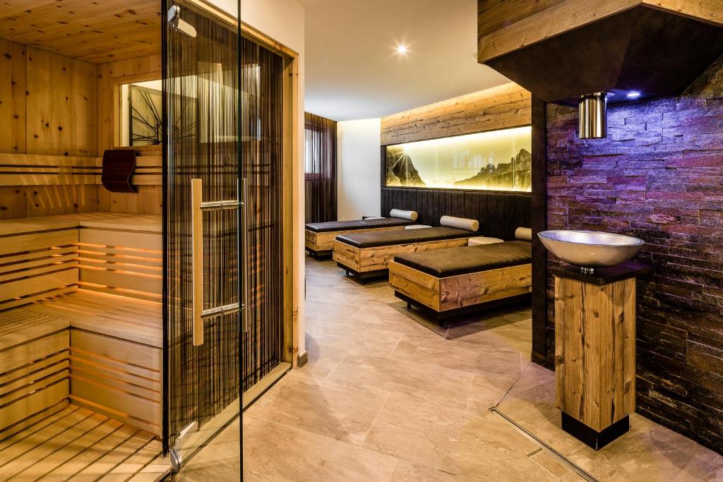 塞尔瓦迪加尔代纳山谷Apartments Hotel Garden的一间带水槽和两张床的桑拿浴室