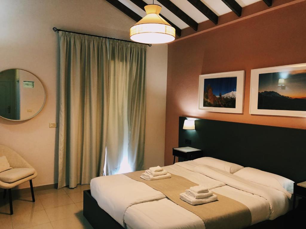 德尔锡伦西奥海岸Villa 8 Islas的一间卧室配有带毛巾的床