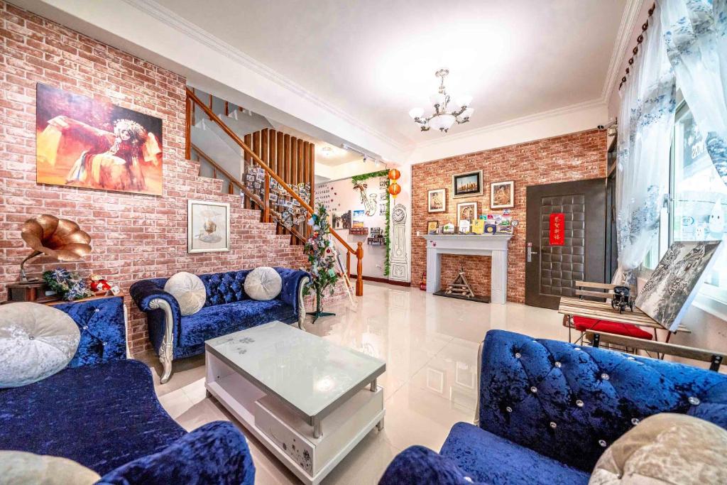 花莲市花莲上海时光民宿的客厅设有蓝色的沙发和砖墙