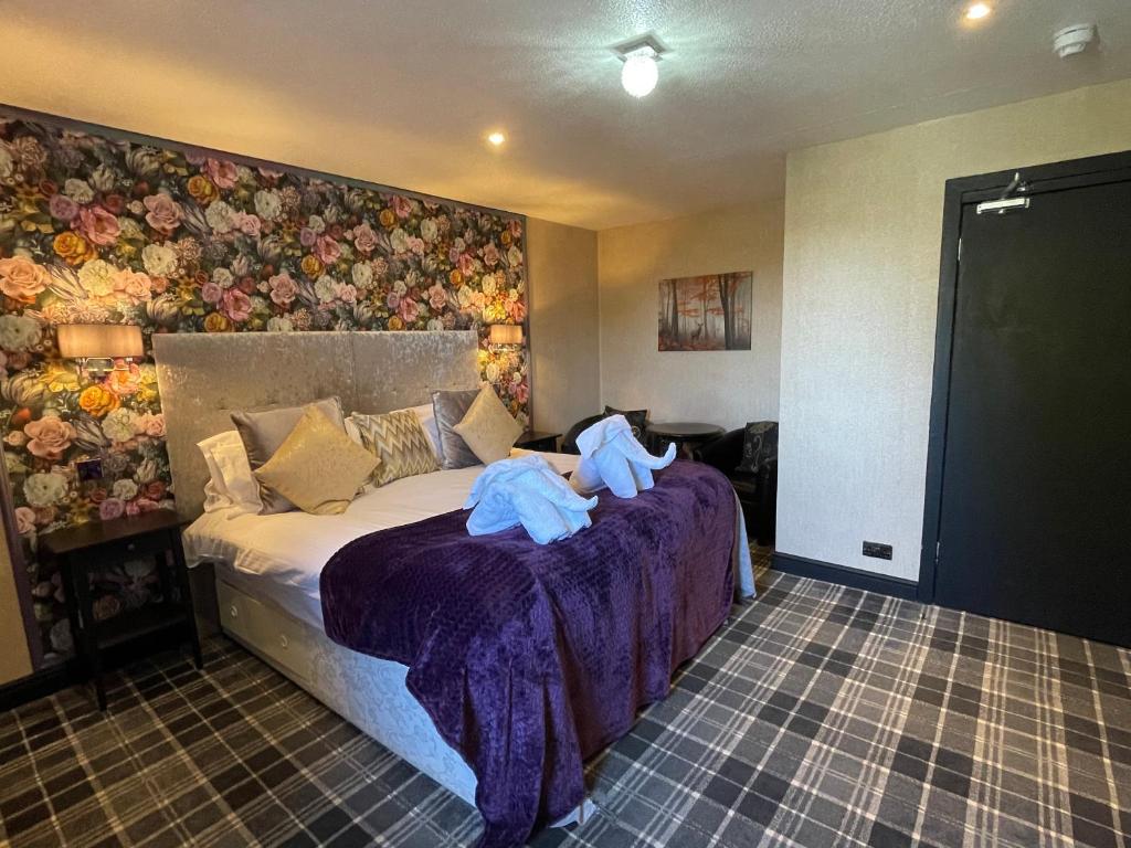 奈恩阿尔伯特宾馆的一间卧室,配有一张带两个泰迪熊的床