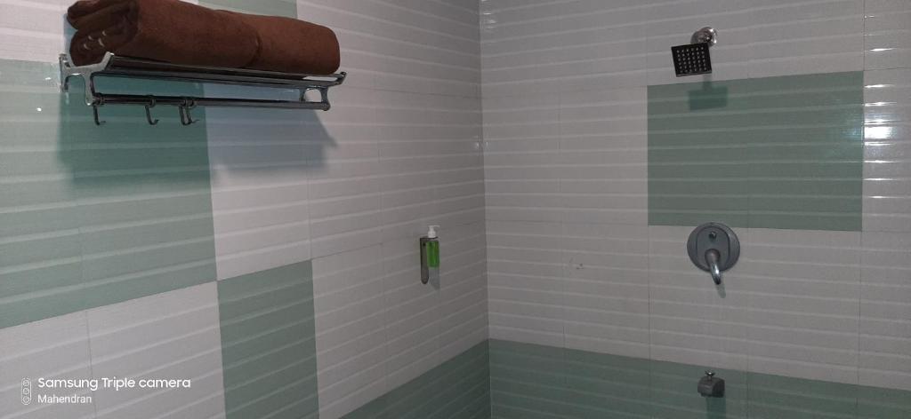 马杜赖MSP Grands Inn的带淋浴的浴室,墙上配有电话