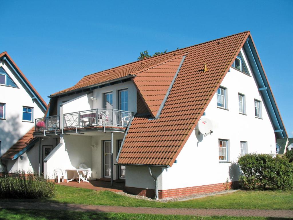 卡尔斯哈根Apartment Gartenstraße-1 by Interhome的白色的建筑,有红色的屋顶