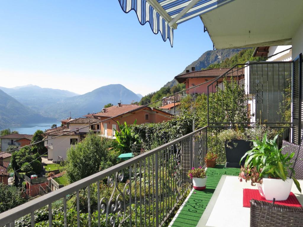 波尔莱扎Apartment Bellavista by Interhome的阳台享有城镇和山脉的景致。