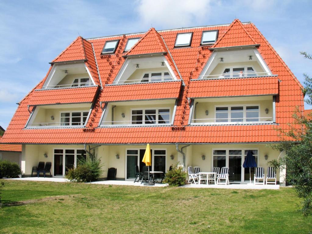 布雷格Apartment Boddenzauber by Interhome的一座带橙色屋顶的大房子