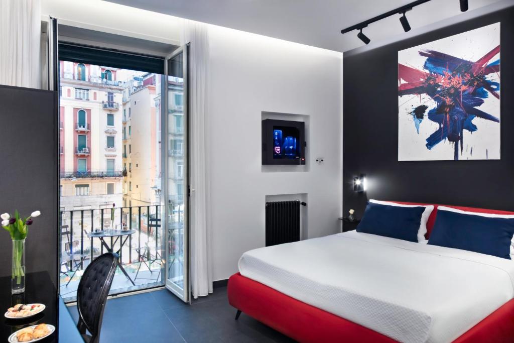 那不勒斯Demart Suites的一间卧室设有一张床和一个大窗户