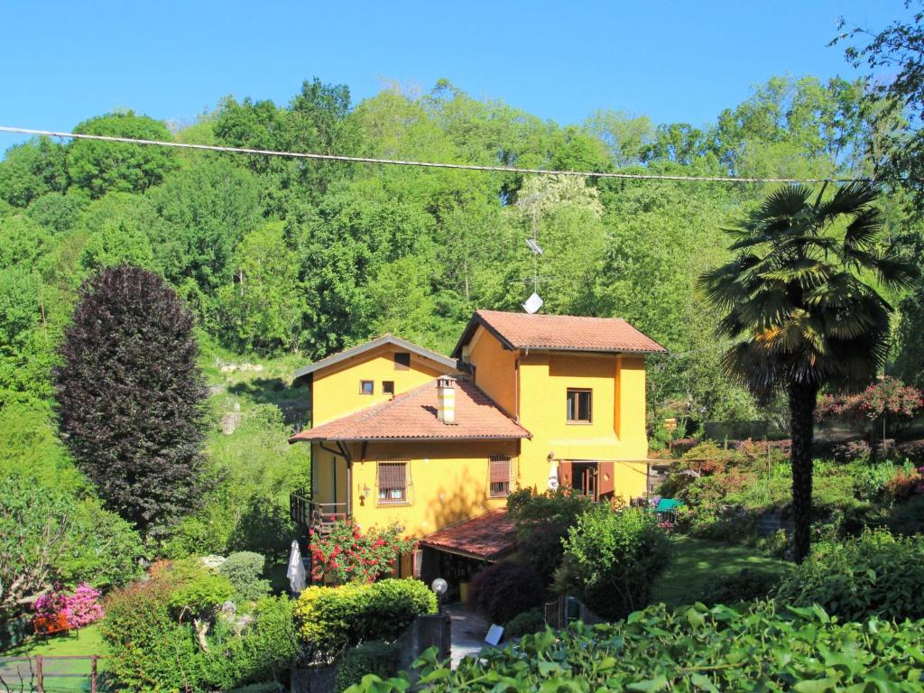 奥雷吉奥卡斯特罗Apartment La Furnaseta by Interhome的花园中的一个黄色房子