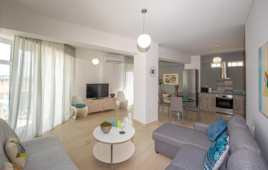 扎金索斯镇Cozy Corner Analipsi Apartment的客厅配有沙发和桌子