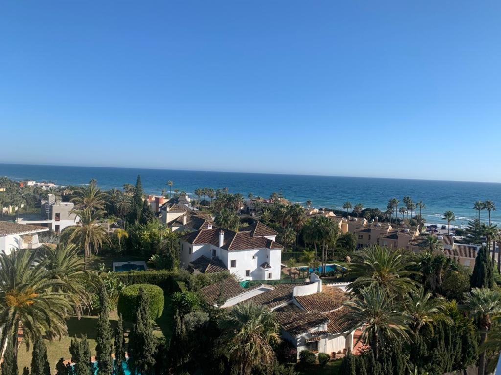 马贝拉Vue mer exceptionnelle, El Rosario (Marbella).的享有棕榈树小镇和大海的空中景致