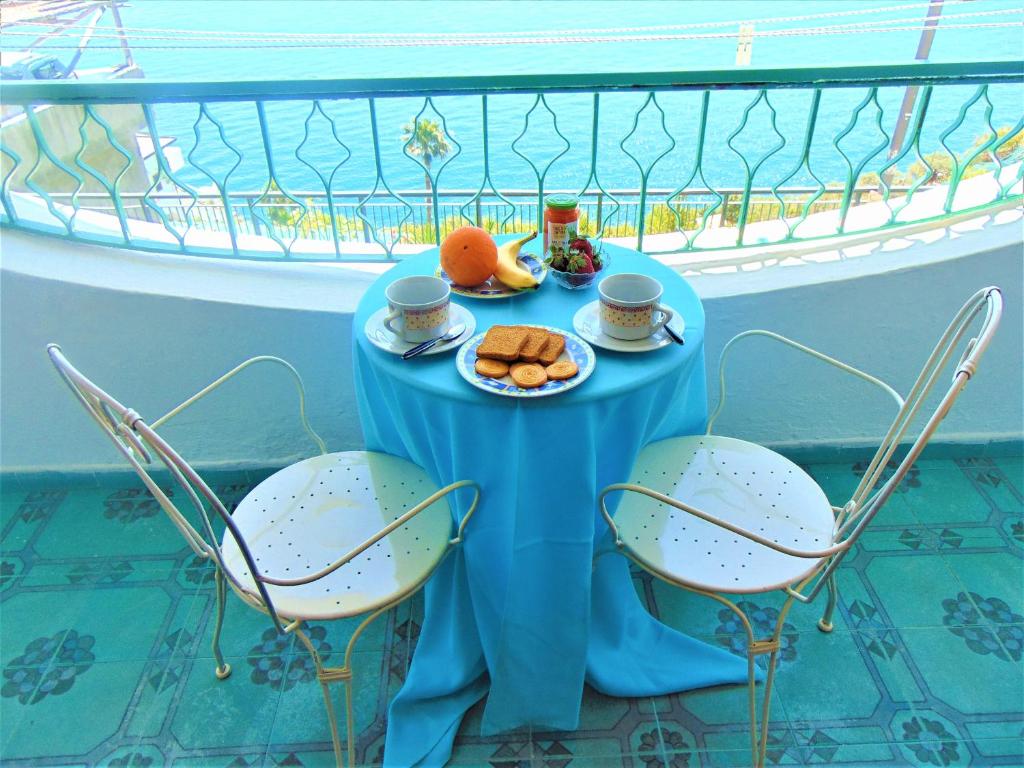 普莱伊亚诺Casa la lampara的阳台上的餐桌上放着一盘食物