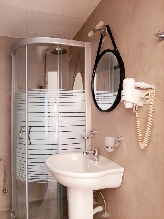 阿里奥波利斯埃里奥珀里斯精品酒店的一间带水槽和镜子的浴室