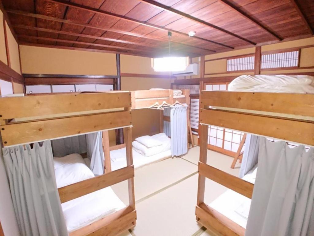 丰冈市KINOSAKI KNOT - Vacation STAY 25701v的房屋内带三张双层床的房间