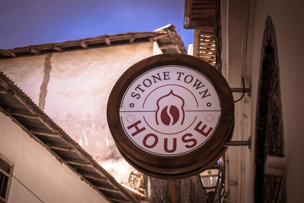 桑给巴尔Stone Town House的建筑物一侧的家乡的城 ⁇ 标志