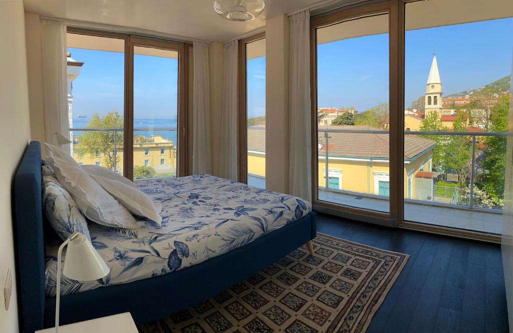 的里雅斯特Panorama Apartment的一间卧室设有一张床,享有海景