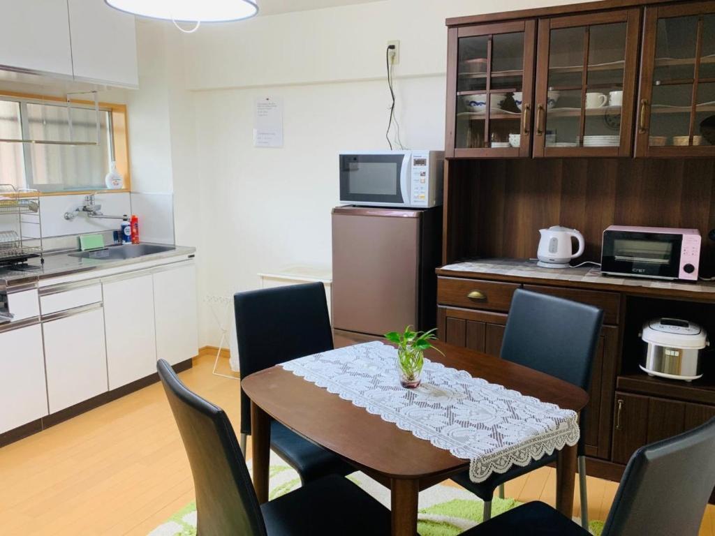 东京K&M Heights - Vacation STAY 32213v的一间厨房,里面配有桌椅