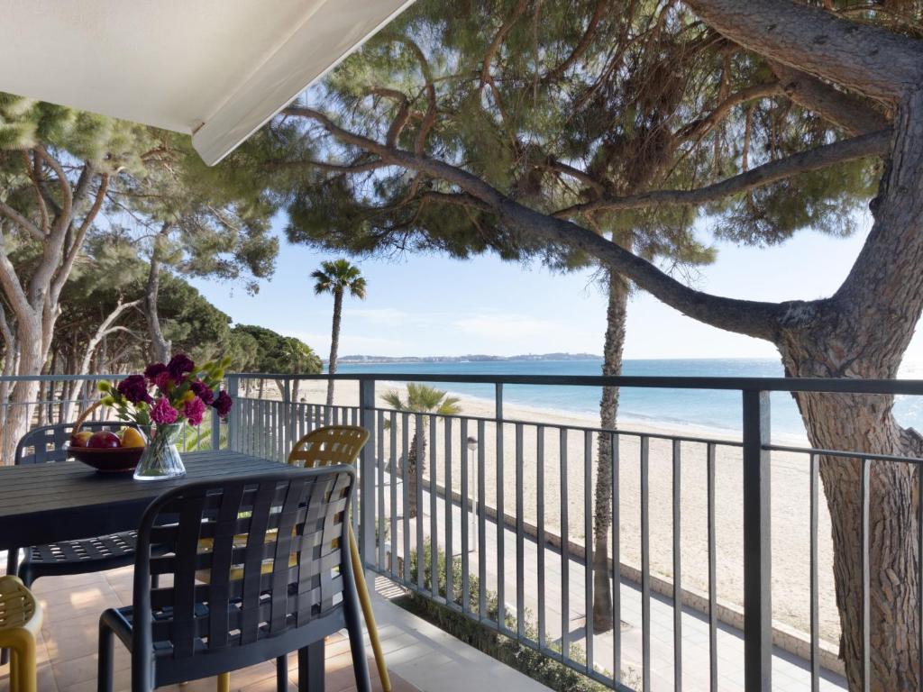 维拉福林Apartment Reus Mediterrani by Interhome的海景阳台上的桌椅