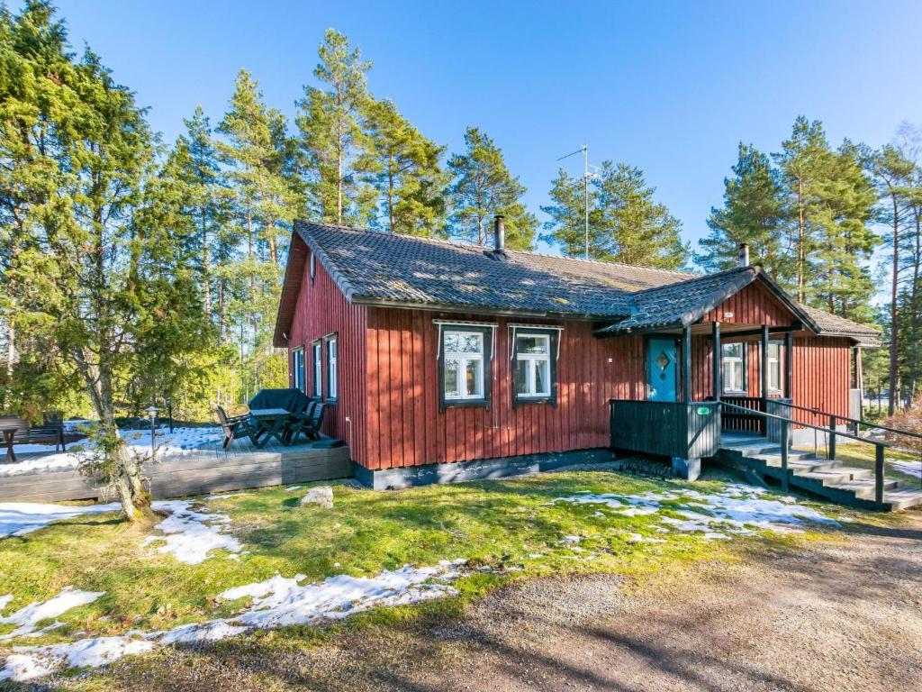 StormälöHoliday Home Villa nytorp by Interhome的树林里的一个红色小房子