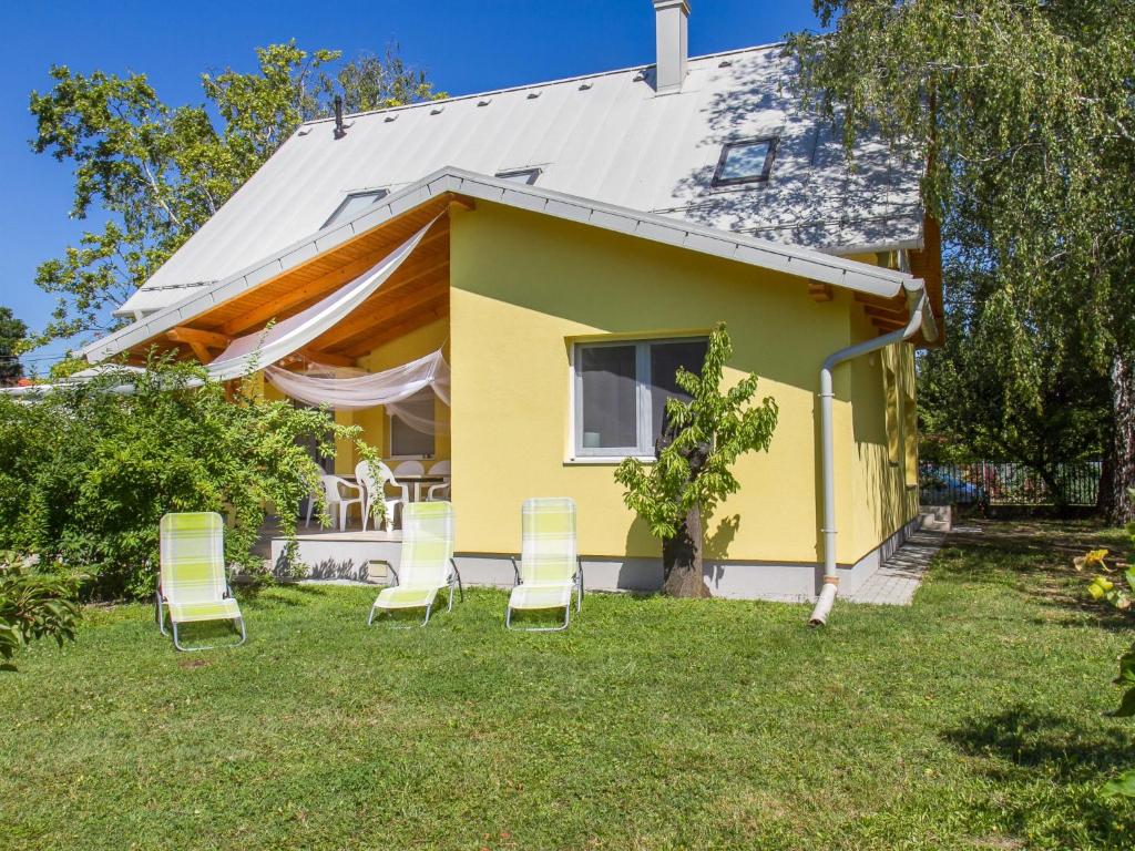 鲍洛通拜雷尼Holiday Home Francois by Interhome的院子里带椅子的黄色房子