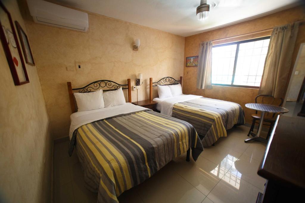 科苏梅尔卡索纳瑞欧酒店的酒店客房设有两张床和窗户。