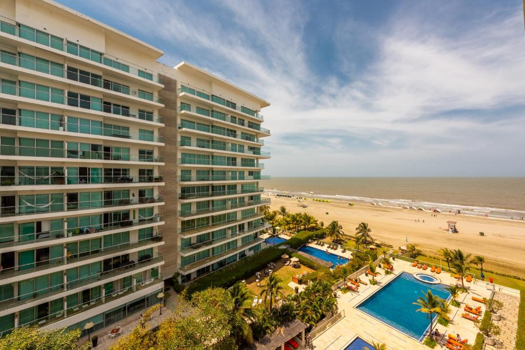 卡塔赫纳Edificio Morros 3的享有酒店和海滩的空中景致