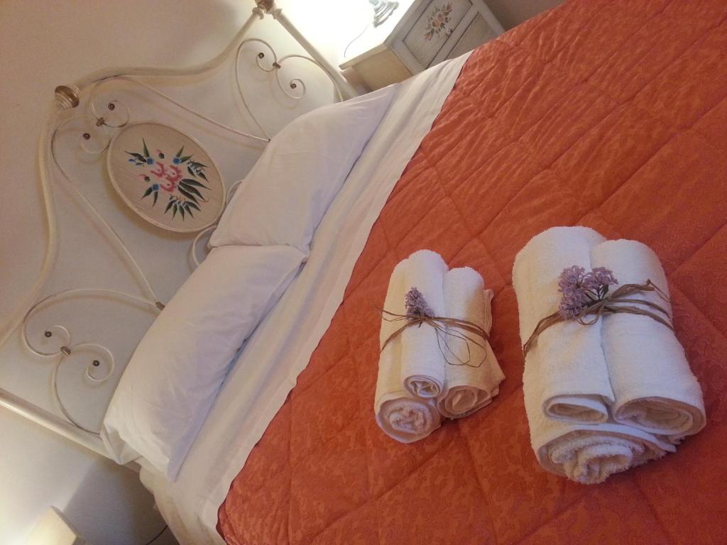 马丁纳弗兰卡Barnaba Edera的床上有两条可移动的毛巾