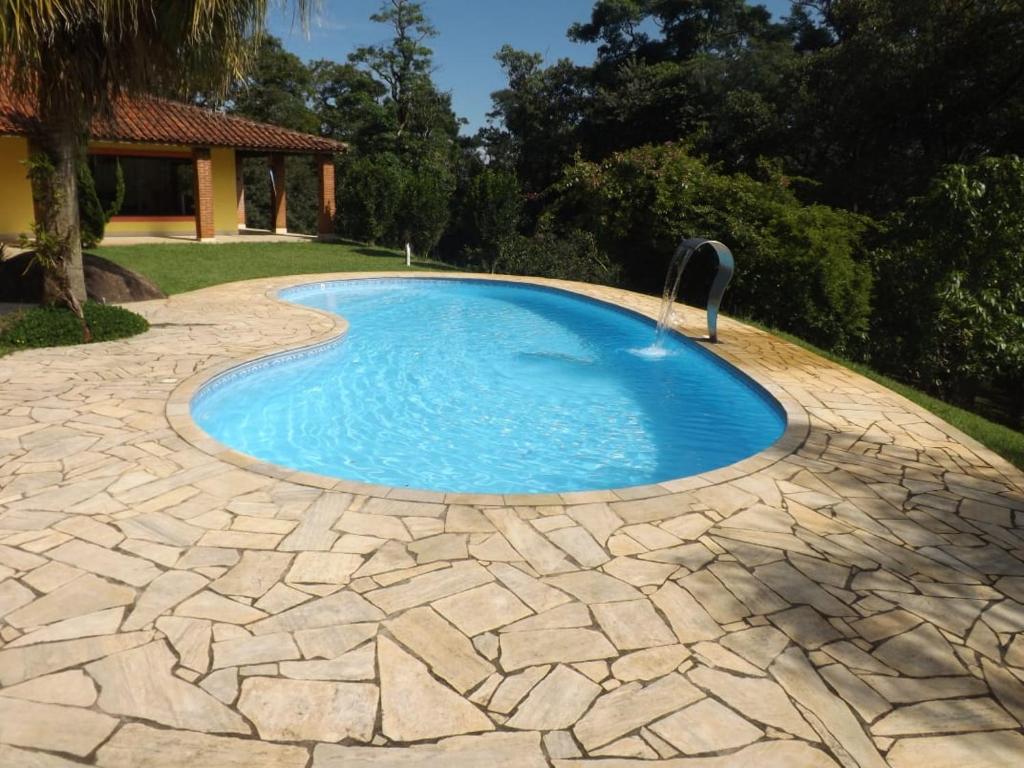迈里波朗Sitio do Tonetti的一座小游泳池,在院子里设有喷泉