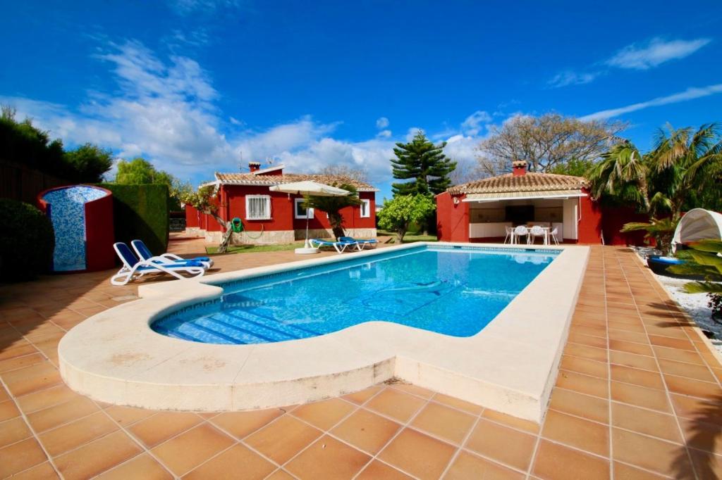 德尼亚Finca la Plana的一座带房子的庭院内的游泳池