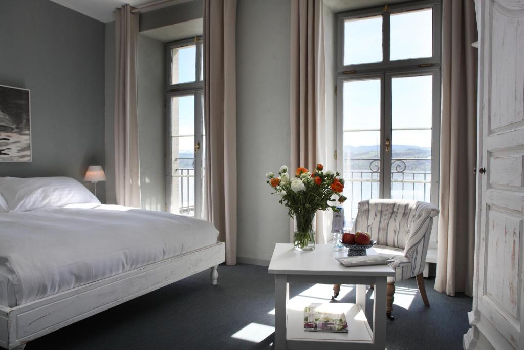 迈伦西斯岑安西酒店的一间卧室配有一张床和一张花瓶桌子