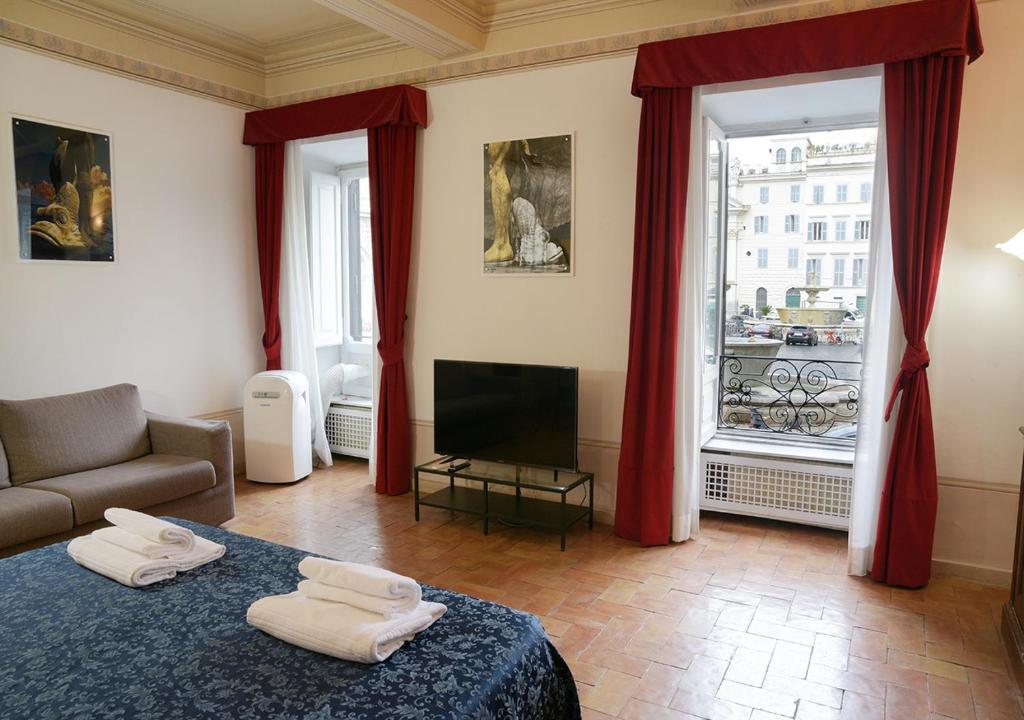 罗马Farnese 48的客房设有床、沙发和窗户。