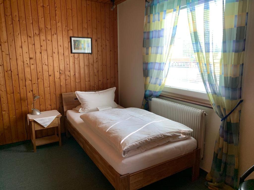 尼尔廷根Hotel Garni Siedlerstube的一间小卧室,配有床和窗户