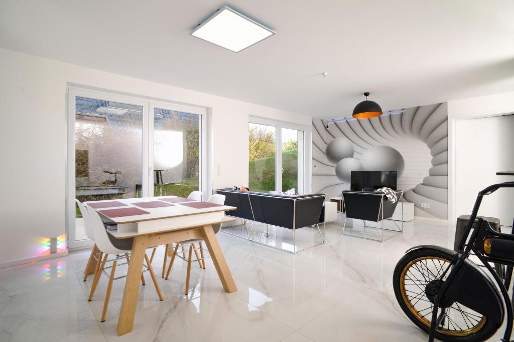 韦尼格罗德Designapartments Sweet Home - Sennhütte 11的客厅配有桌子和自行车