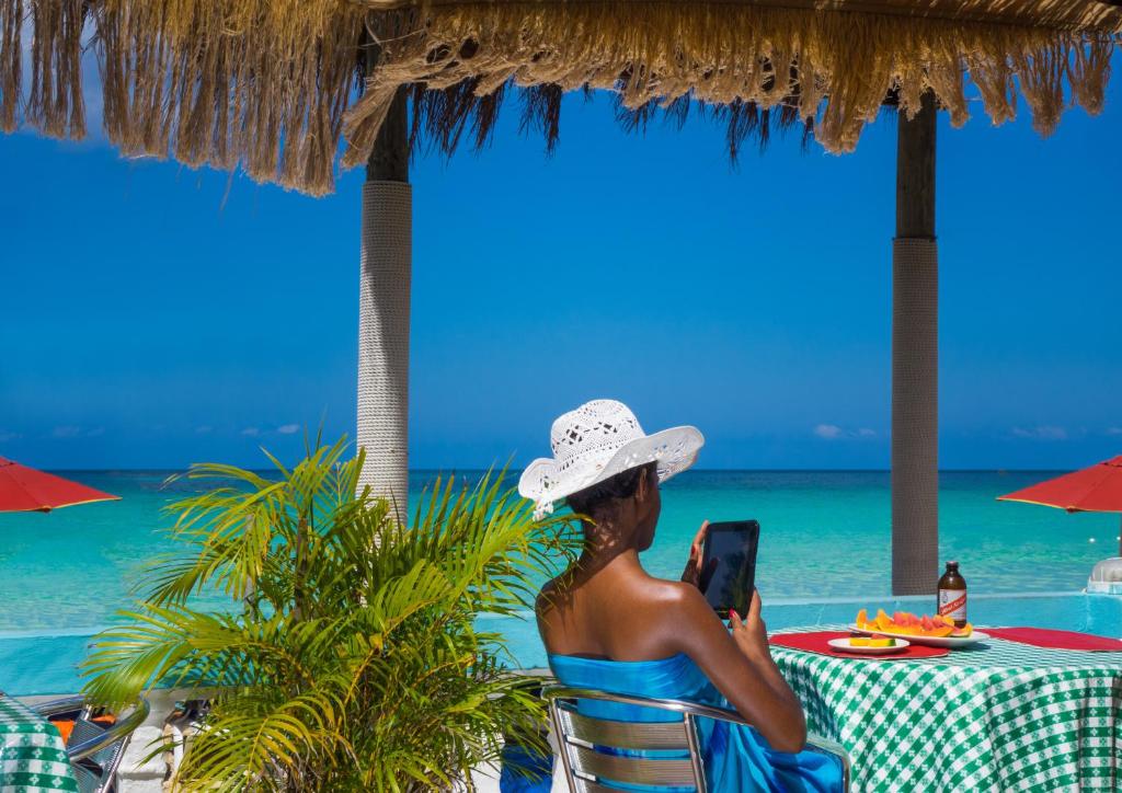尼格瑞尔传奇海滩度假酒店的坐在沙滩椅上看着手机的女人
