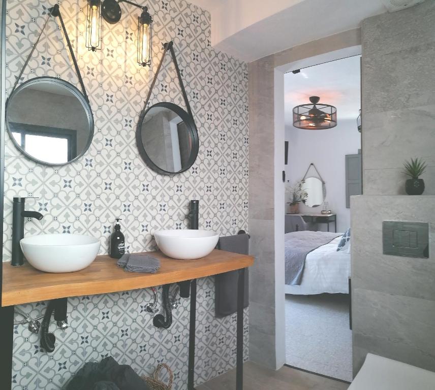 OtívarVilla Otivar的一间带两个盥洗盆的浴室和一间卧室