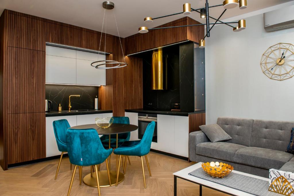 卢布林Apartament Gold - Racławickie 28a的客厅配有桌椅和沙发