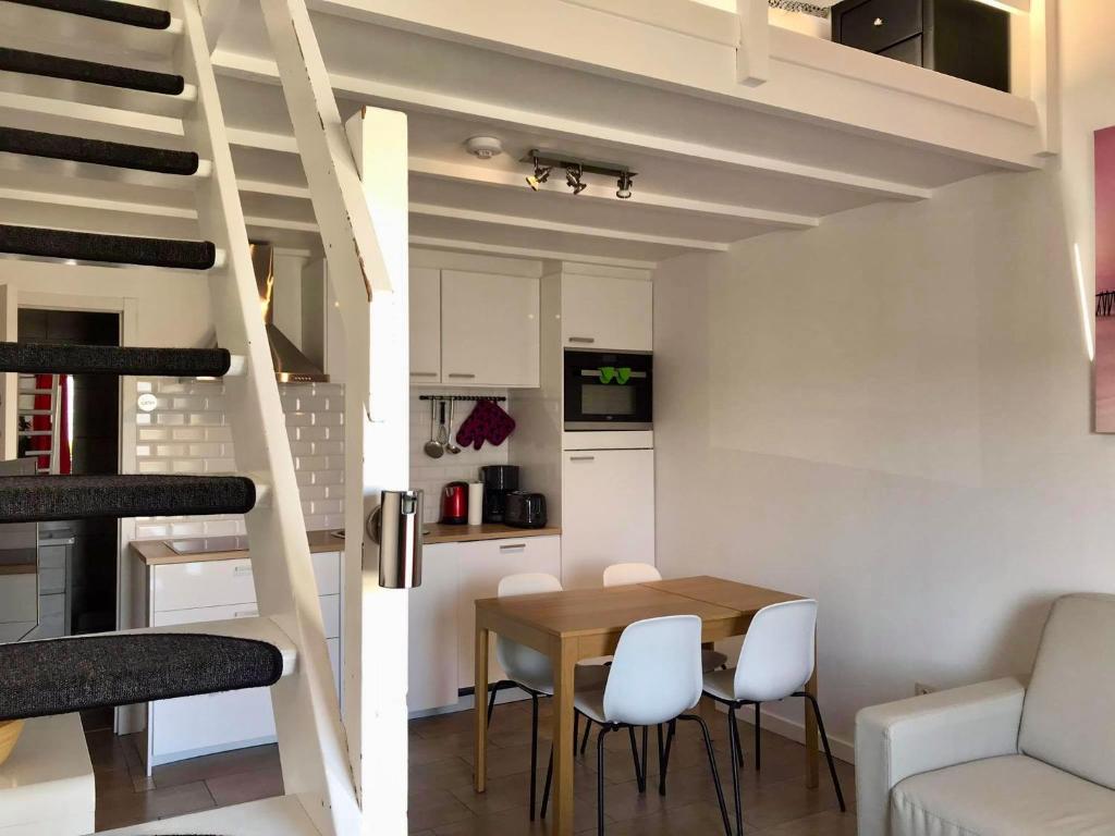 布列登Melroce Holiday Cottage 5504的小型公寓 - 带餐桌和楼梯