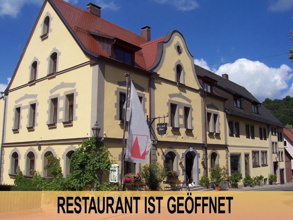 SchillingsfürstHotel-Gasthof Die Post Brennerei Frankenhöhe的前面有标志的建筑