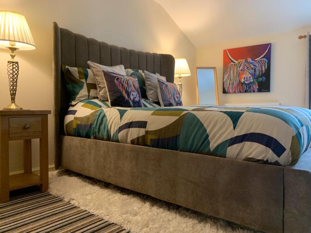 拉尼德洛伊斯Unicorn Hotel的一间卧室配有一张大床和色彩缤纷的毯子
