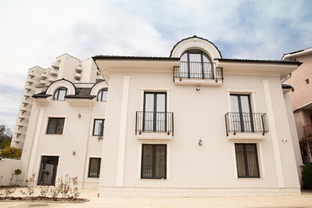 百乐费利克斯Casa Anabeca的白色的建筑,设有黑窗和阳台