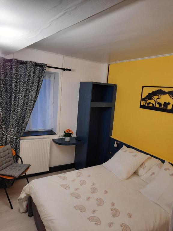 LaivesLe Ch'ti Bourguignon的卧室配有床、椅子和窗户。
