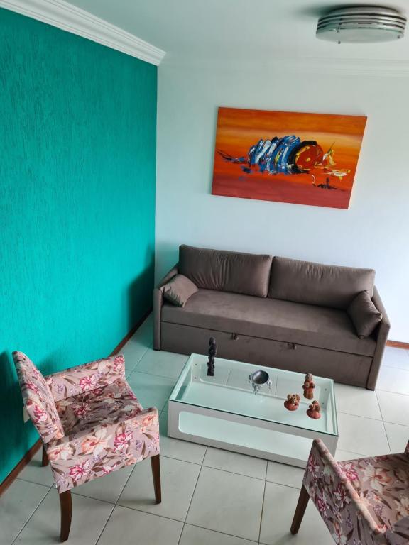 萨尔瓦多Lindo Village na Praia de Stellamaris的客厅配有沙发和两把椅子