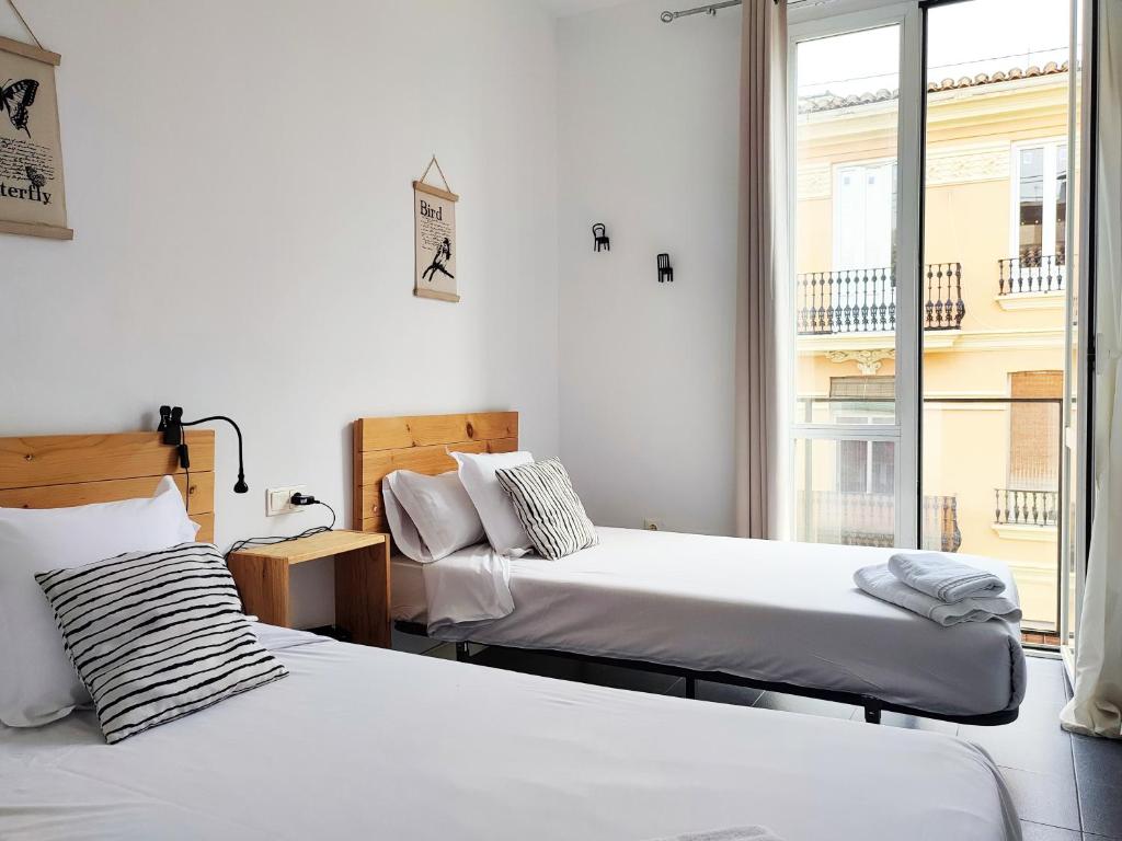 瓦伦西亚Flats Friends Torres Quart的带窗户的客房内的两张床
