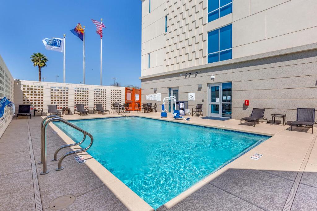 凤凰城Holiday Inn Express & Suites - Phoenix Dwtn - State Capitol, an IHG Hotel的大楼前的游泳池