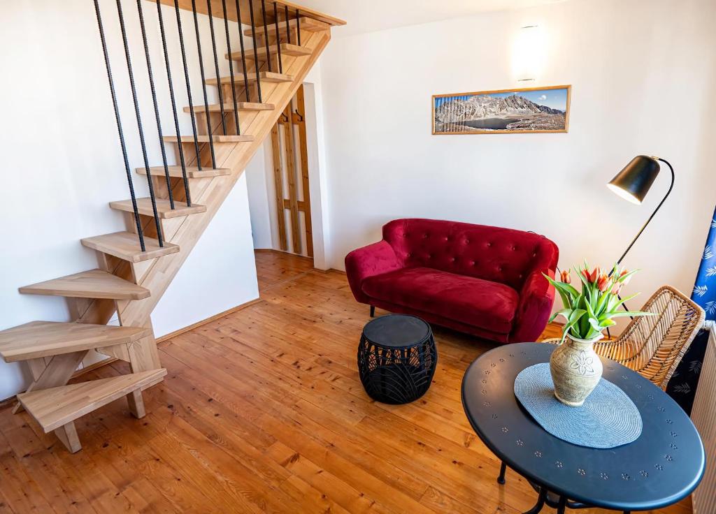 韦尔卡鲁穆尼卡Tatraview House的客厅配有红色的沙发和桌子