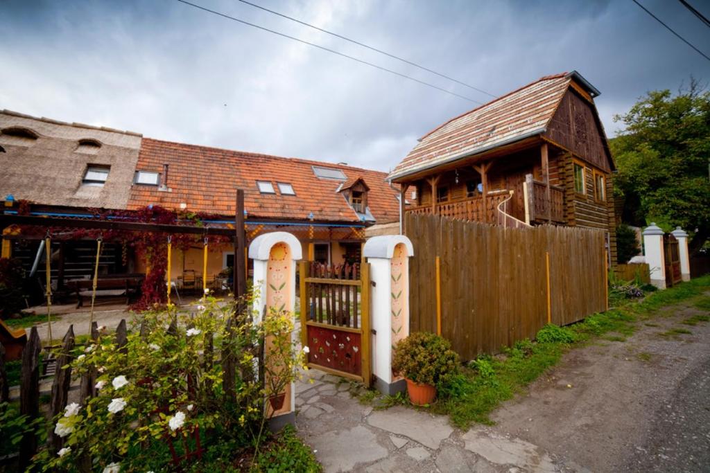 班斯卡 - 什佳夫尼察老客栈膳食公寓酒店的一座带木门和围栏的房子