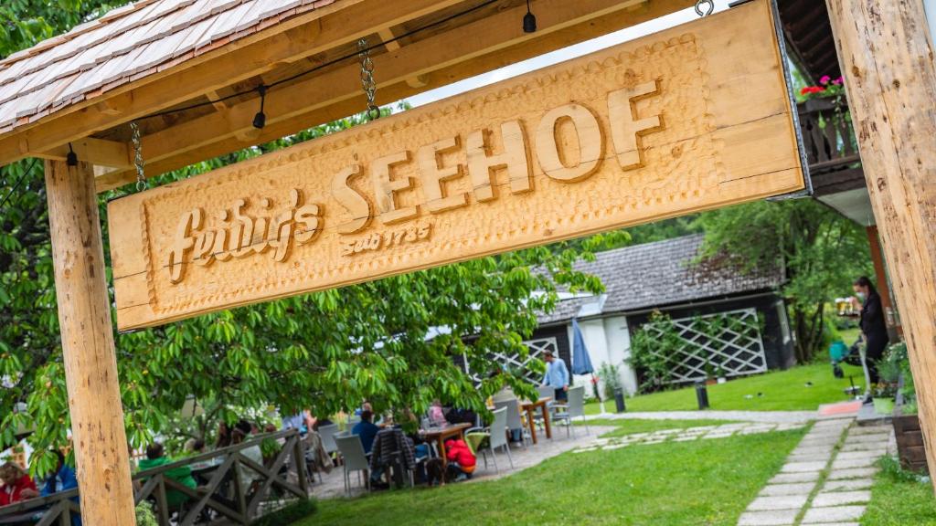 沃尔特湖畔韦尔登Seehof Feidig的公园里餐厅的一个标志