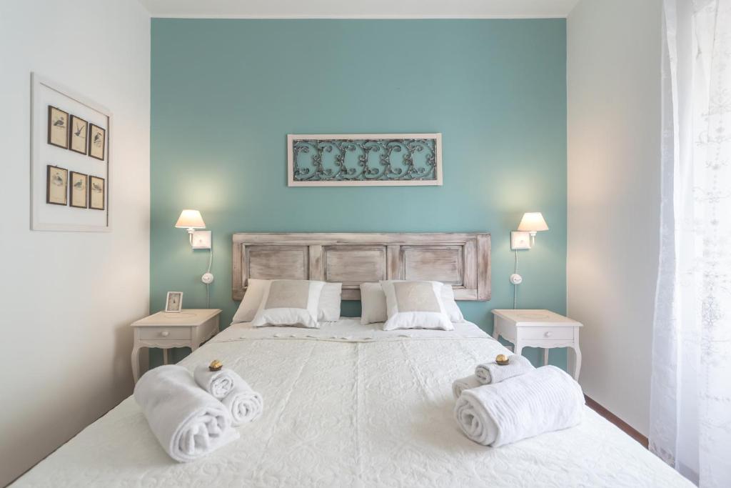 维罗纳Riva San Zeno - Mood Apartments的一间卧室配有一张大床和毛巾
