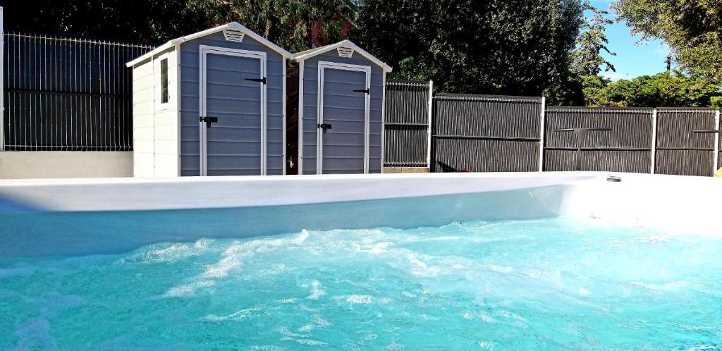 邦多勒Dream House & Spa Bandol - Céline et Olivier的游泳池的一双蓝色门