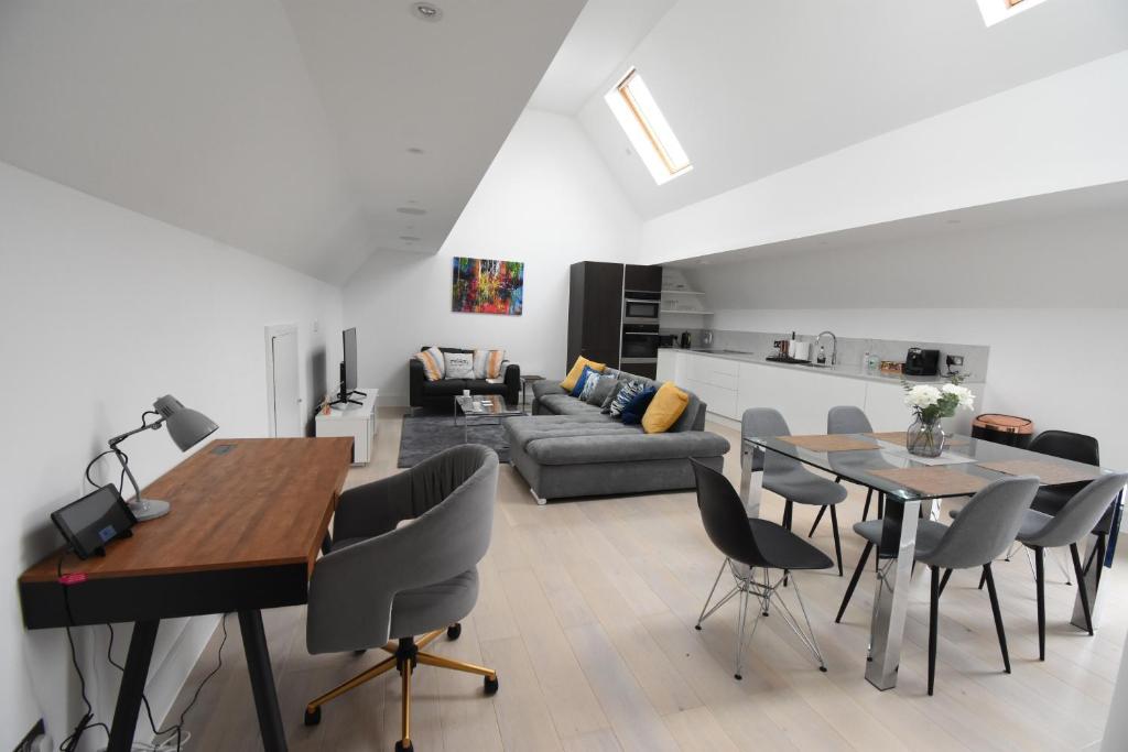 伦敦Northside Apartments Ealing的客厅配有沙发和桌椅